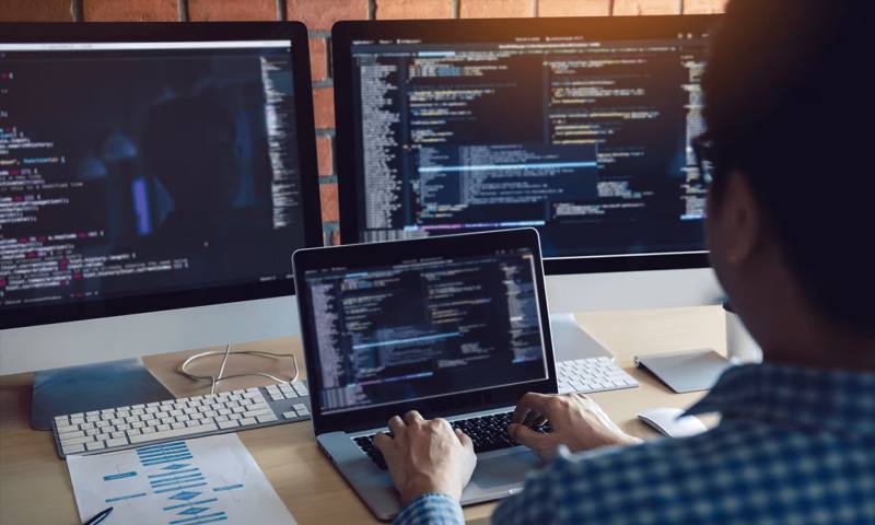 数据科学选型:R与Python如何赋能共和县网站建设?